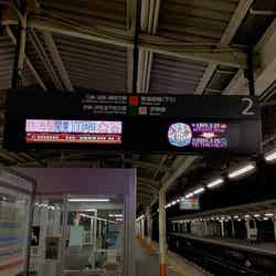 桜の季節らしく、ピンク色を基調とした発車標で熱海駅開業100周年をPR