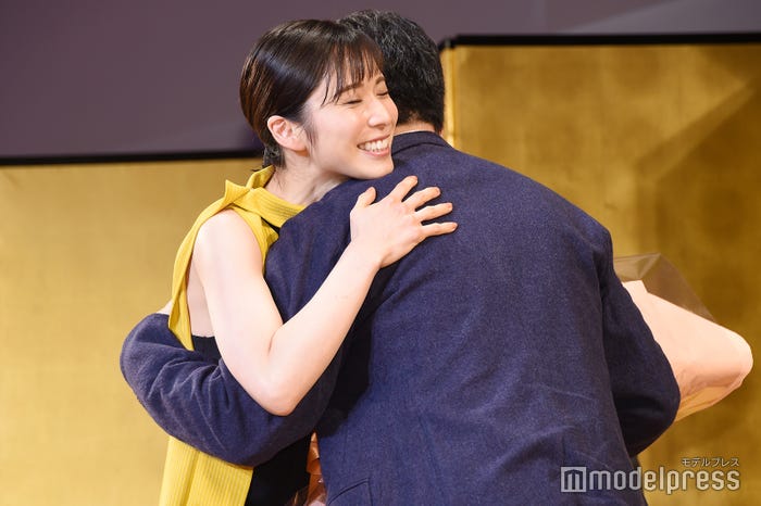 是枝裕和監督と抱擁する松岡茉優(C)モデルプレス