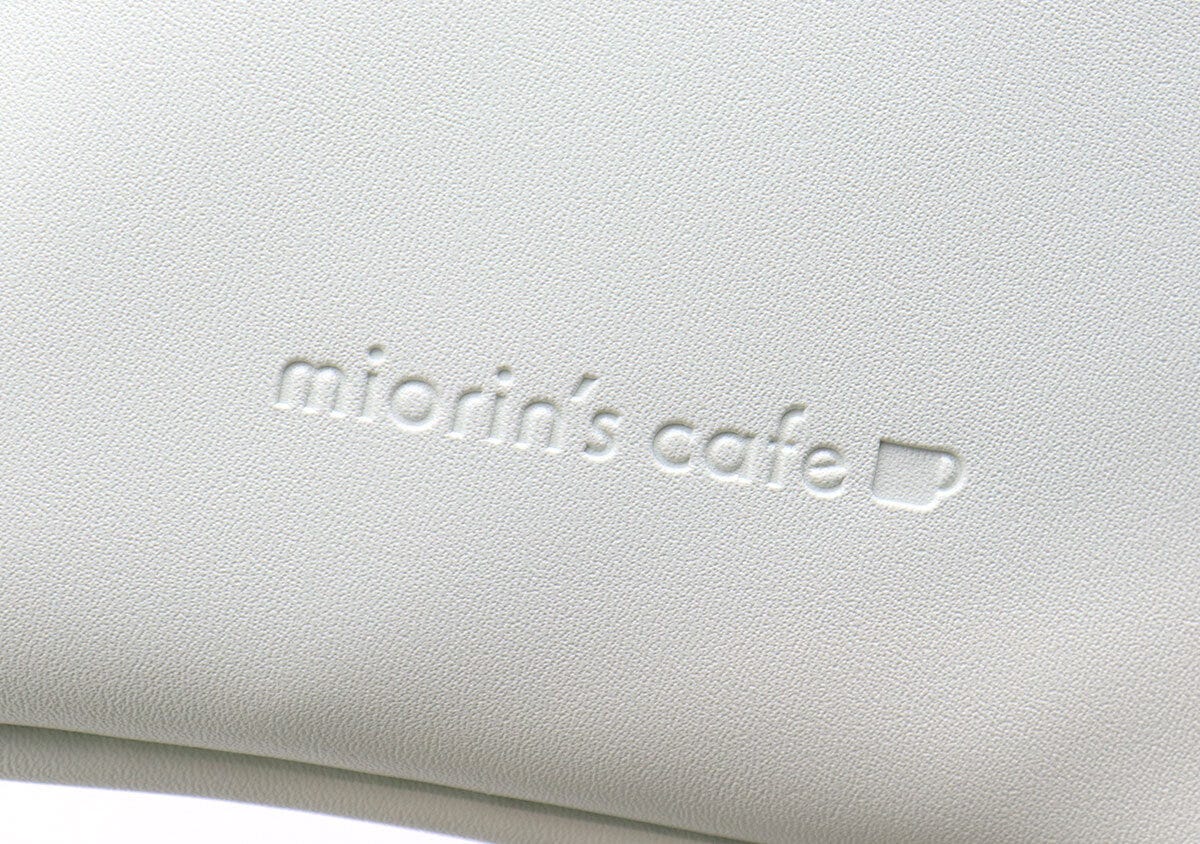 ポーチ下部に型押しされた「miorin ポーチ下部に型押しされた「miorin