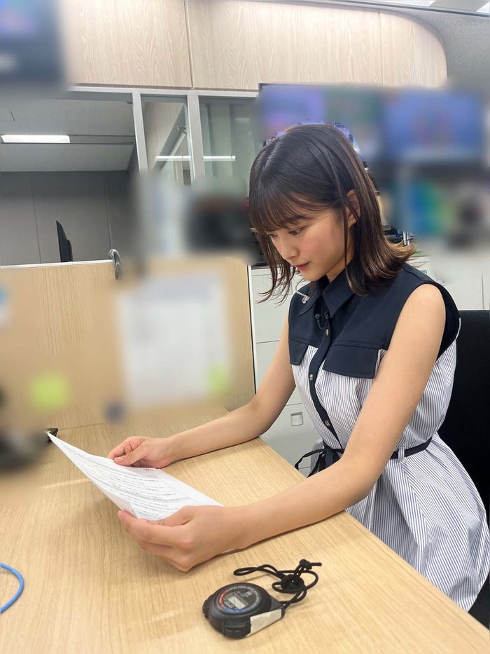 ディレクターの皆さんと本番前に原稿内容を確認し、練習しています!/原田葵アナ(提供写真)