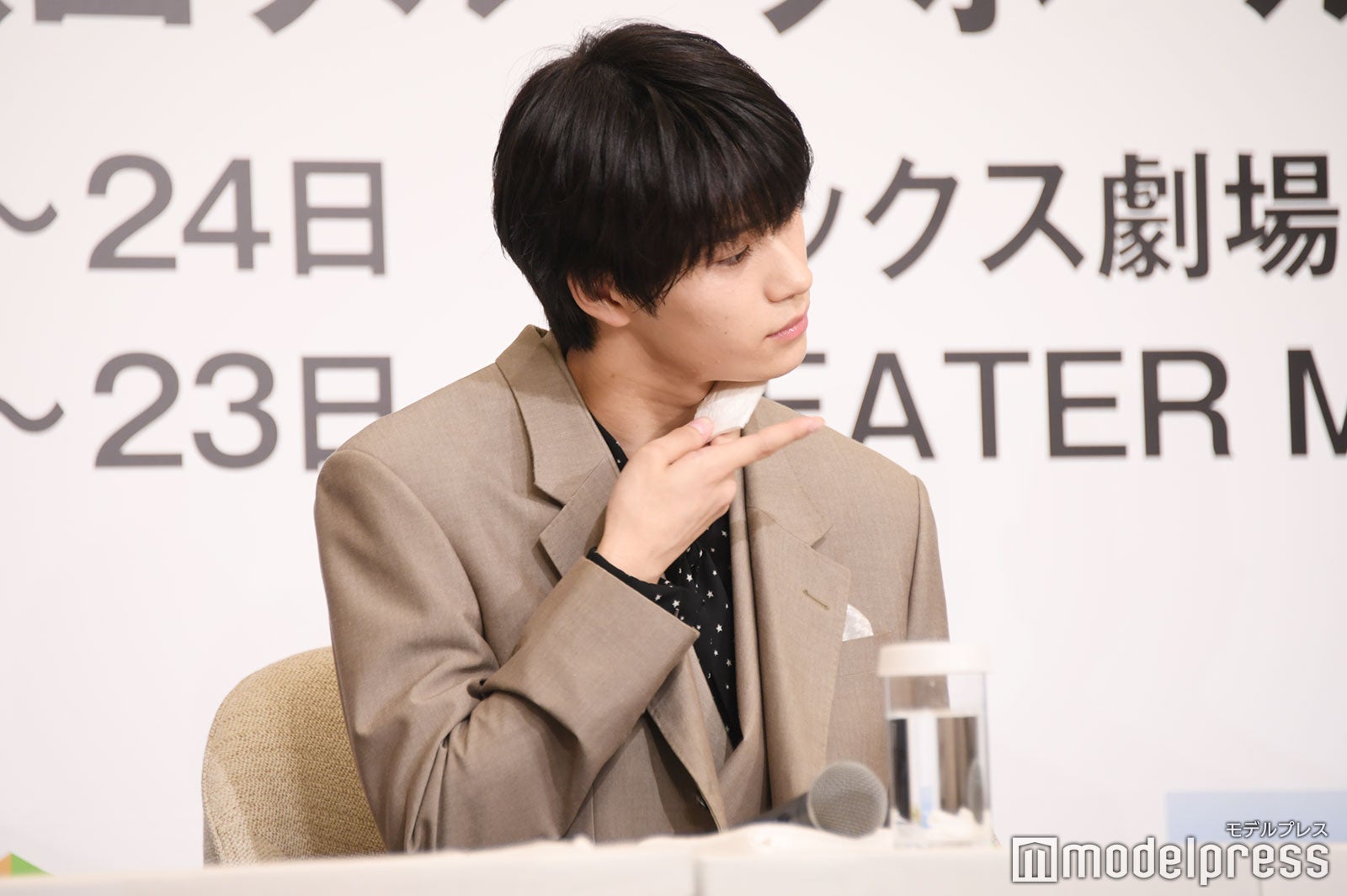 緊張で汗を拭う嶋崎斗亜（C）モデルプレス