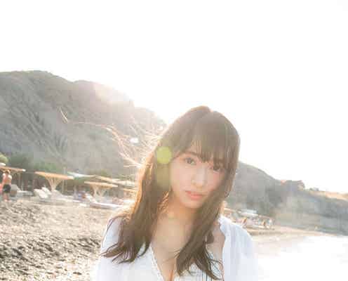 欅坂46渡辺梨加、美バストチラリの“純白”水着姿を披露