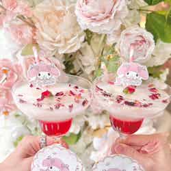 オリジナルコースター&ストロー付き マイメロディ ドリンクは通常アフタヌーンティーに+1000円/提供画像