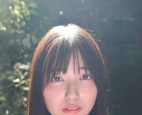 乃木坂46五百城茉央、制服姿で上目遣い “冨里奈央撮影”スペシャルグラビア登場