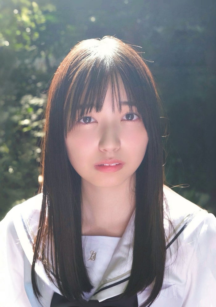 乃木坂46五百城茉央、制服姿で上目遣い “冨里奈央撮影”スペシャルグラビア登場