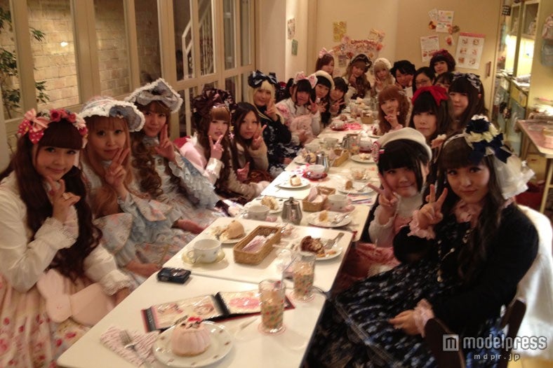 各地で行われる「お茶会」の様子。お菓子を楽しみながら語り合う