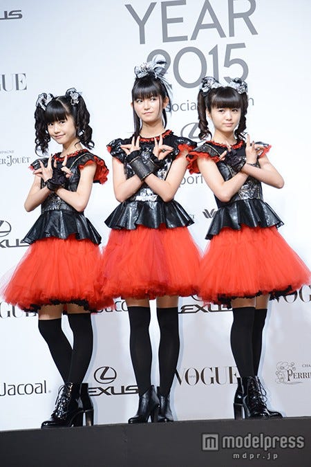 BABYMETAL(中央)中元すず香(C)モデルプレス