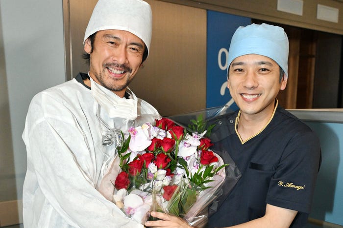 内野聖陽、二宮和也(C)TBS