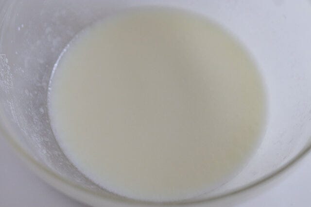 ボウルに米油、牛乳を入れ、泡立て器でよく混ぜ合わせる。 ボウルに米油、牛乳を入れ、泡立て器でよく混ぜ合わせる。