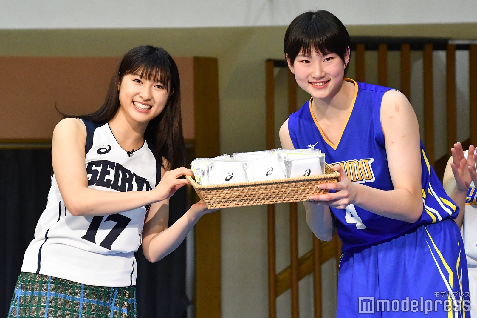 土屋太鳳（左） （C）モデルプレス