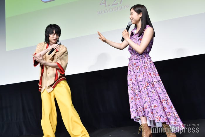 「右脳と左脳がスパイラル」♪を体で表現する菅田将暉(左)(C)モデルプレス