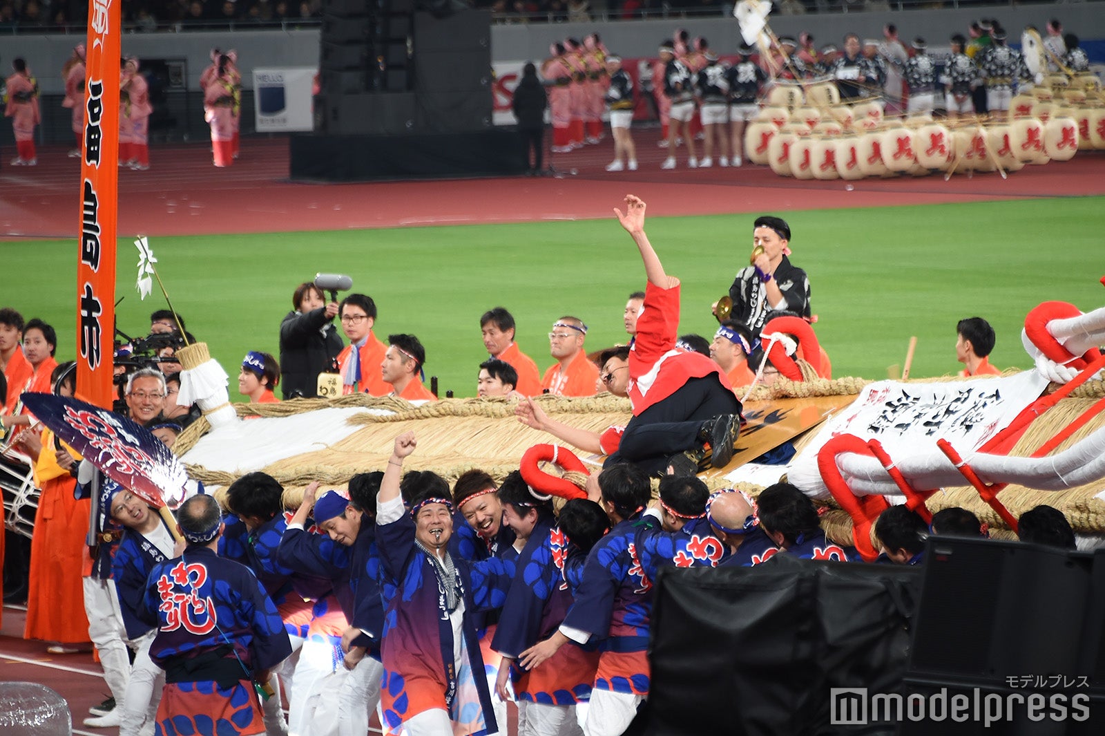 大わらじに乗る松岡修造（C）モデルプレス