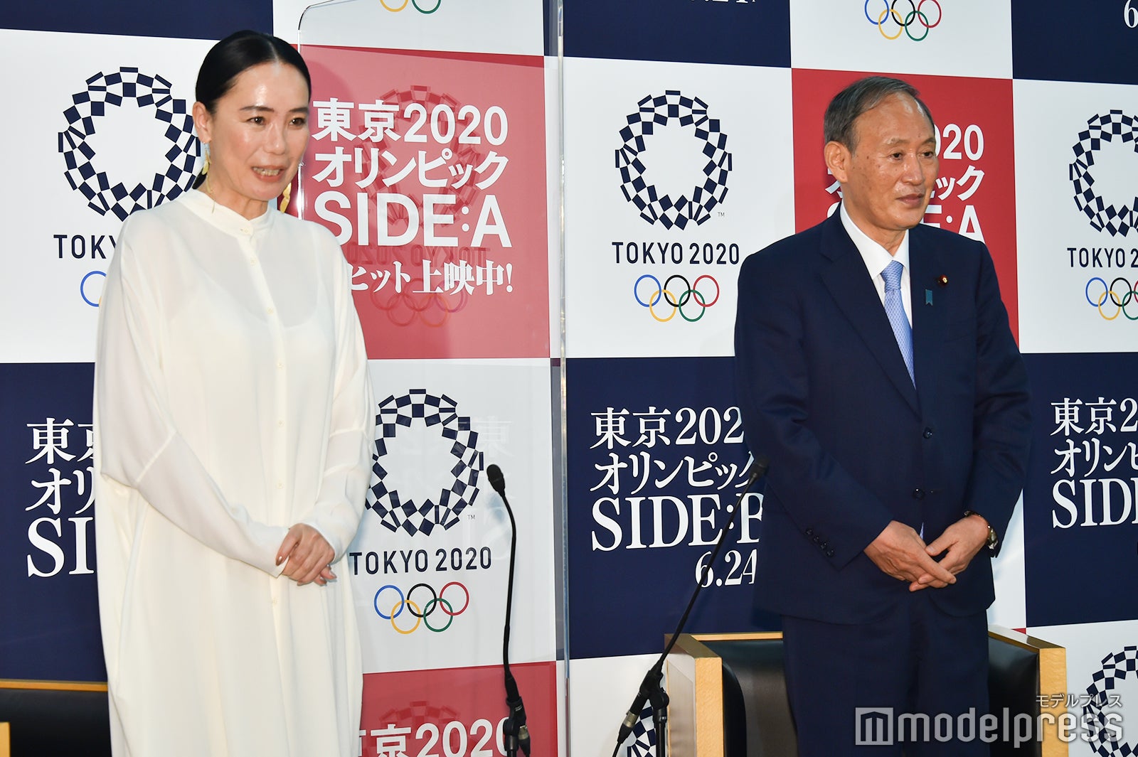 河瀨直美監督、菅義偉氏（C）モデルプレス