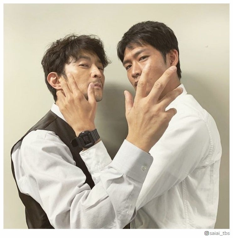 松下洸平＆津田健次郎の“最愛ポーズショット”に反響「イイ男が2人」「色気がだだ漏れです」