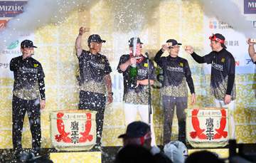 ソフトバンクがビールかけ開始 栗原選手会長の発声でスタート「あと、ひとつ山を登りましょう」