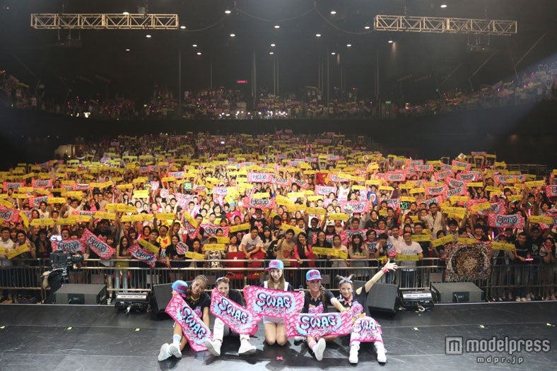 ファンと記念撮影（C）ホリプロ