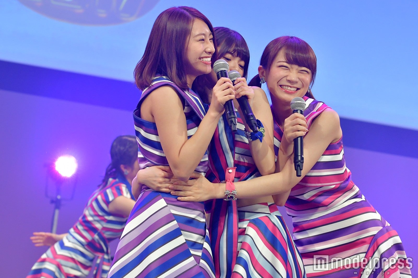 それにもめげず齋藤飛鳥に近づく秋元真夏（C）モデルプレス