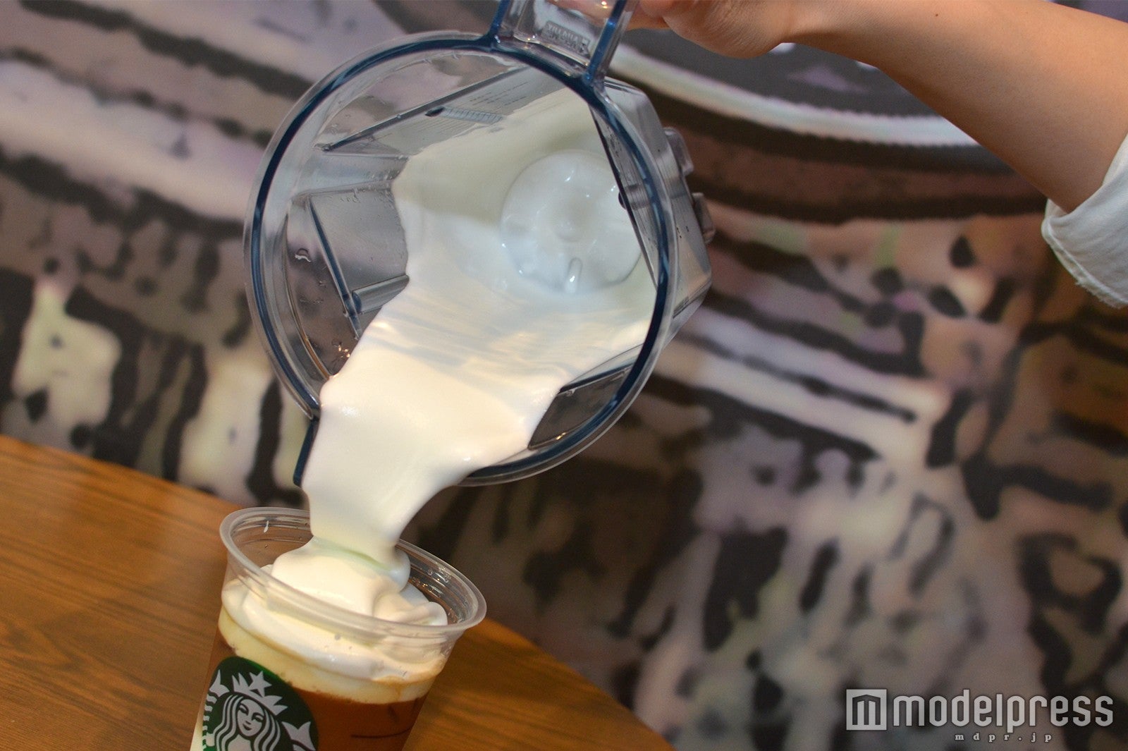 モチモチのムースフォームをオン！ （C）モデルプレス