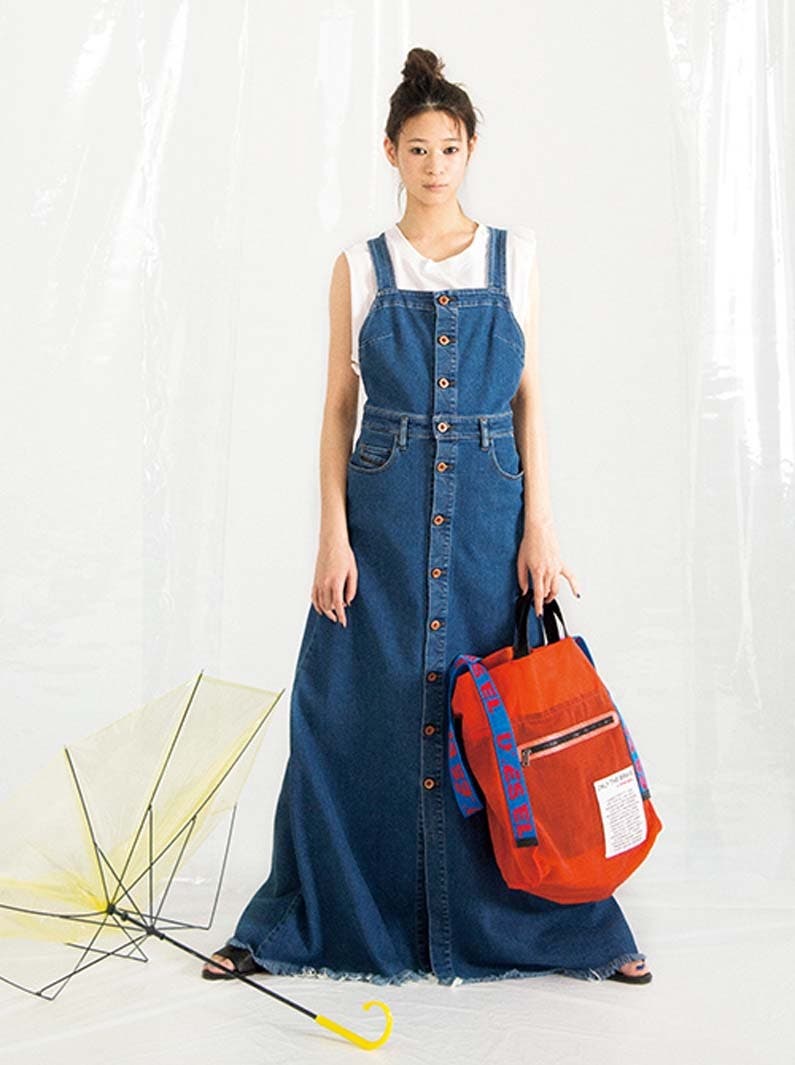 デニムジャンパースカート¥35,000、ノースリーブトップス¥7,800、ロゴバッグ¥17,800、サンダル¥18,800/DIESEL JAPAN(DIESEL)