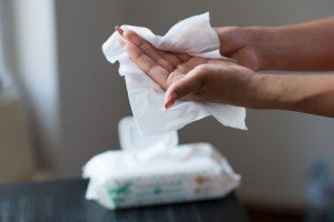 ウェットティッシュで手をふく女性