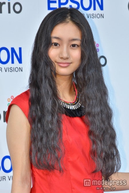 忽那汐里 網タイツでsexy美脚をチラリ モデルプレス