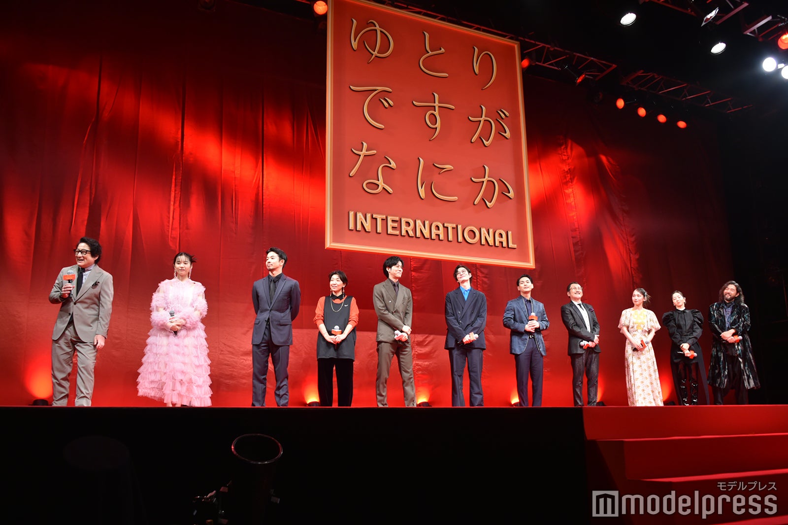 （左から）水田伸生監督、島崎遥香、仲野太賀、安藤サクラ、松坂桃李、岡田将生、柳楽優弥、吉田鋼太郎、吉岡里帆、木南晴夏、吉原光夫（C）モデルプレス