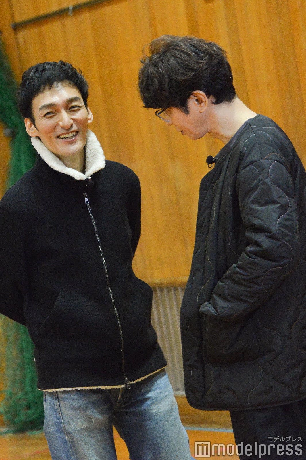 スタンバイ中に談笑する草なぎ剛、ユースケ・サンタマリア （C）モデルプレス