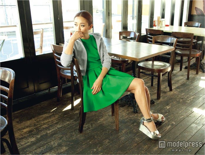 鮮やかなグリーンのワンピースで爽やかデートスタイル/モデル:宮城舞