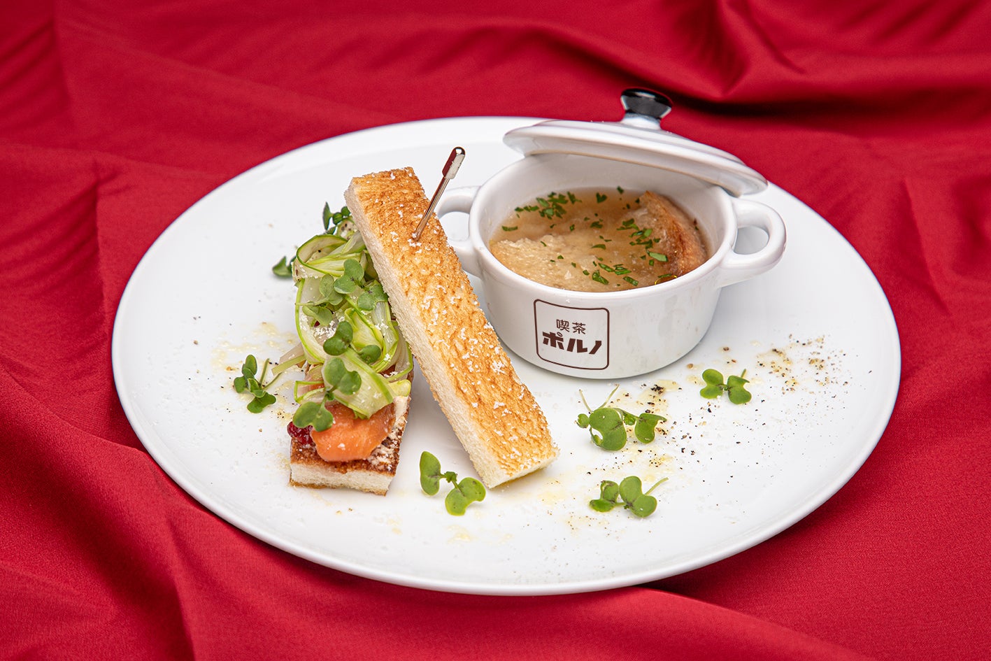 【アンティパスト】「あるリストランテのオニオングラタンスープと、ある時代のピンチョス」／画像提供：株式会社パルコ