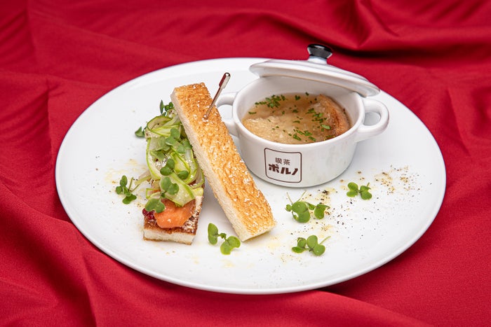 【アンティパスト】「あるリストランテのオニオングラタンスープと、ある時代のピンチョス」／画像提供：株式会社パルコ