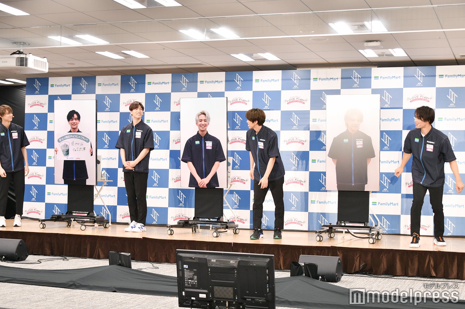 豆原一成のモニターが見たい河野純喜と與那城奨（C）モデルプレス