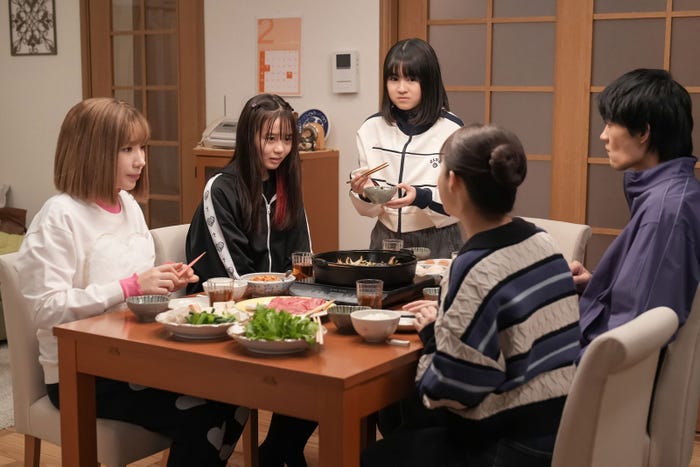 (左から時計回りに)仲里依紗、大島美優、新津ちせ、佐野勇斗、橋本環奈「おむすび」第122話(C)NHK