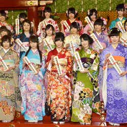 AKB48グループ新成人17名(前列左から)仁藤萌乃、峯岸みなみ、指原莉乃、横山由依、田名部生来(中列左から)仲俣汐里、島田晴香、大場美奈、小木曽汐莉、佐藤聖羅、矢方美紀(後列左から)福本愛菜、山田菜々、梅本まどか、小林亜実、柴田阿弥、日置実希
