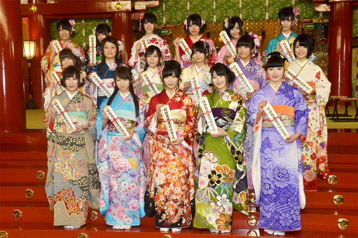 AKB48グループ新成人17名(前列左から)仁藤萌乃、峯岸みなみ、指原莉乃、横山由依、田名部生来(中列左から)仲俣汐里、島田晴香、大場美奈、小木曽汐莉、佐藤聖羅、矢方美紀(後列左から)福本愛菜、山田菜々、梅本まどか、小林亜実、柴田阿弥、日置実希