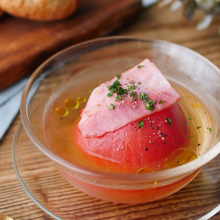 【365日のパンとスープ】丸ごとトマトの冷製コンソメスープ モデルプレス