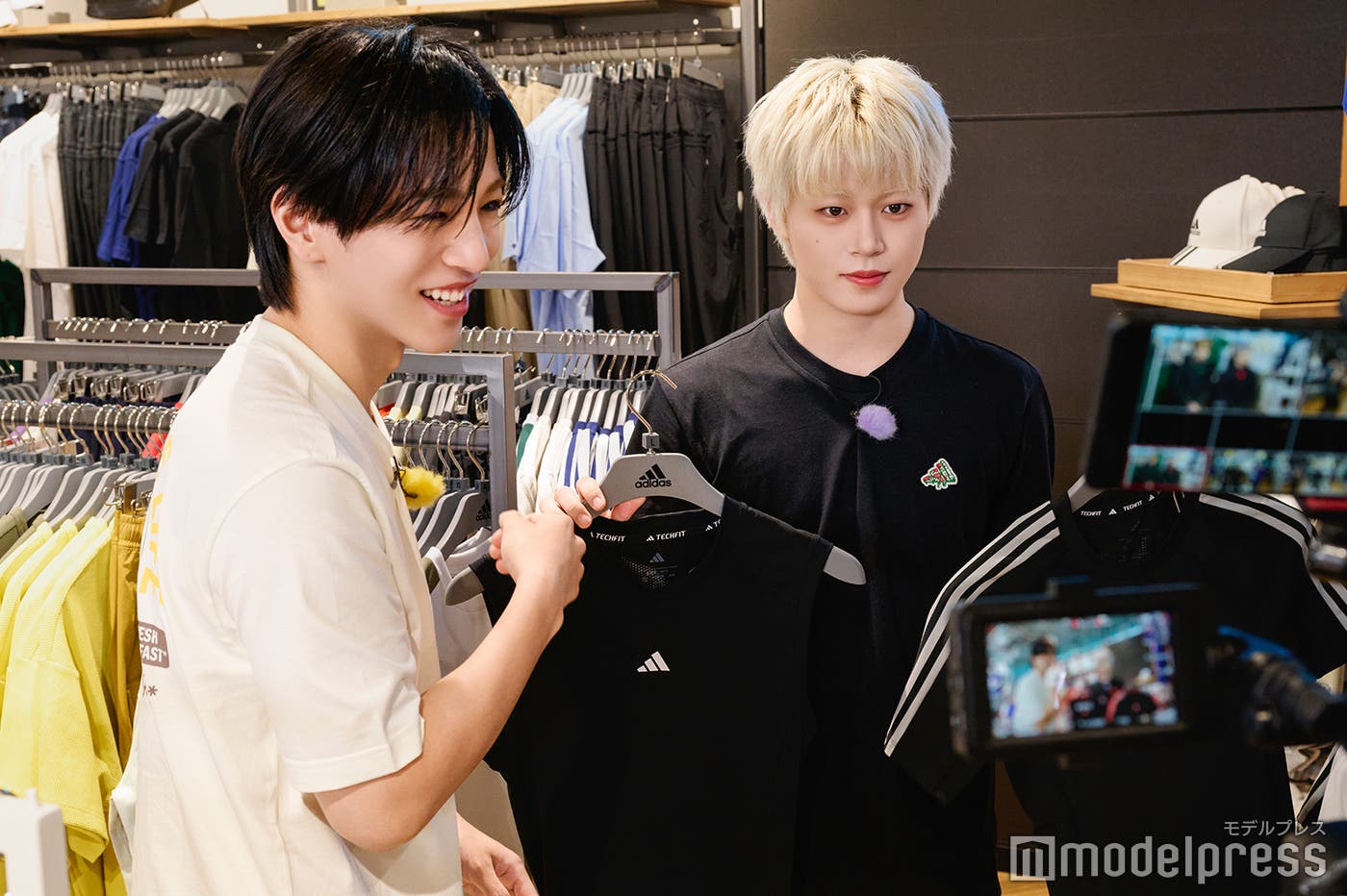 笑顔の大平祥生、タンクトップを持つ木全翔也(C)モデルプレス