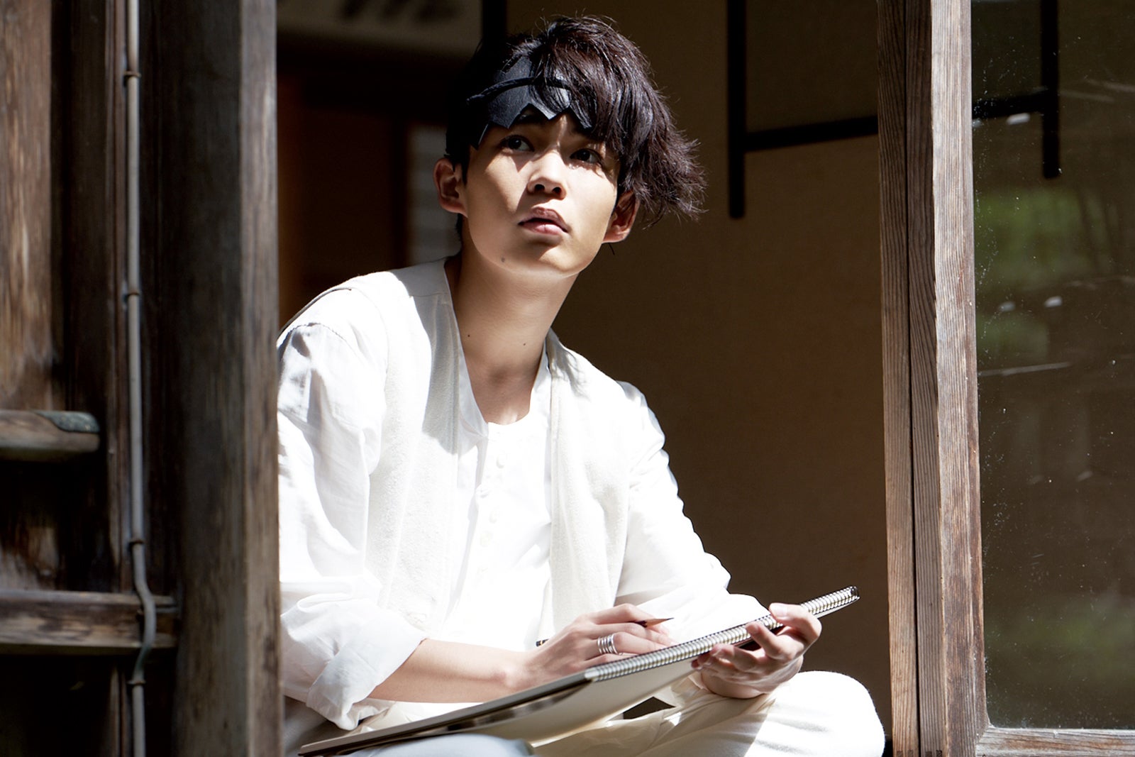 なにわ男子・長尾謙杜、木村文乃と運命的な出会い 「岸辺露伴 ルーヴルへ行く」本編映像公開