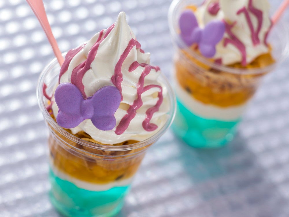 アイスクリームコーン／トロピカルフルーツサンデー¥700（C）Disney