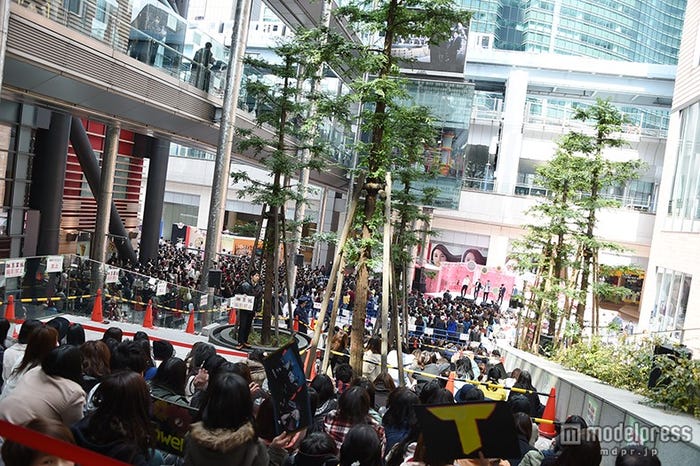 収容人数MAXの2000人がファンに詰めかける