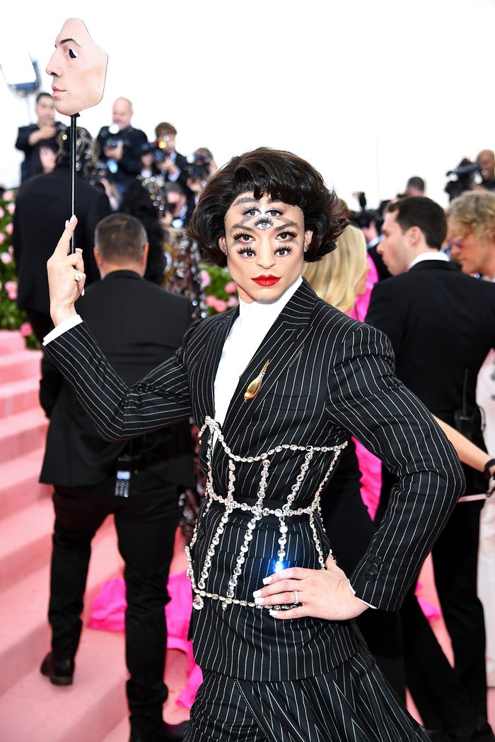 セクシャリティカミングアウトで注目のエズラ・ミラー、“7つの目”衝撃姿で登場＜MET GALA2019＞ モデルプレス