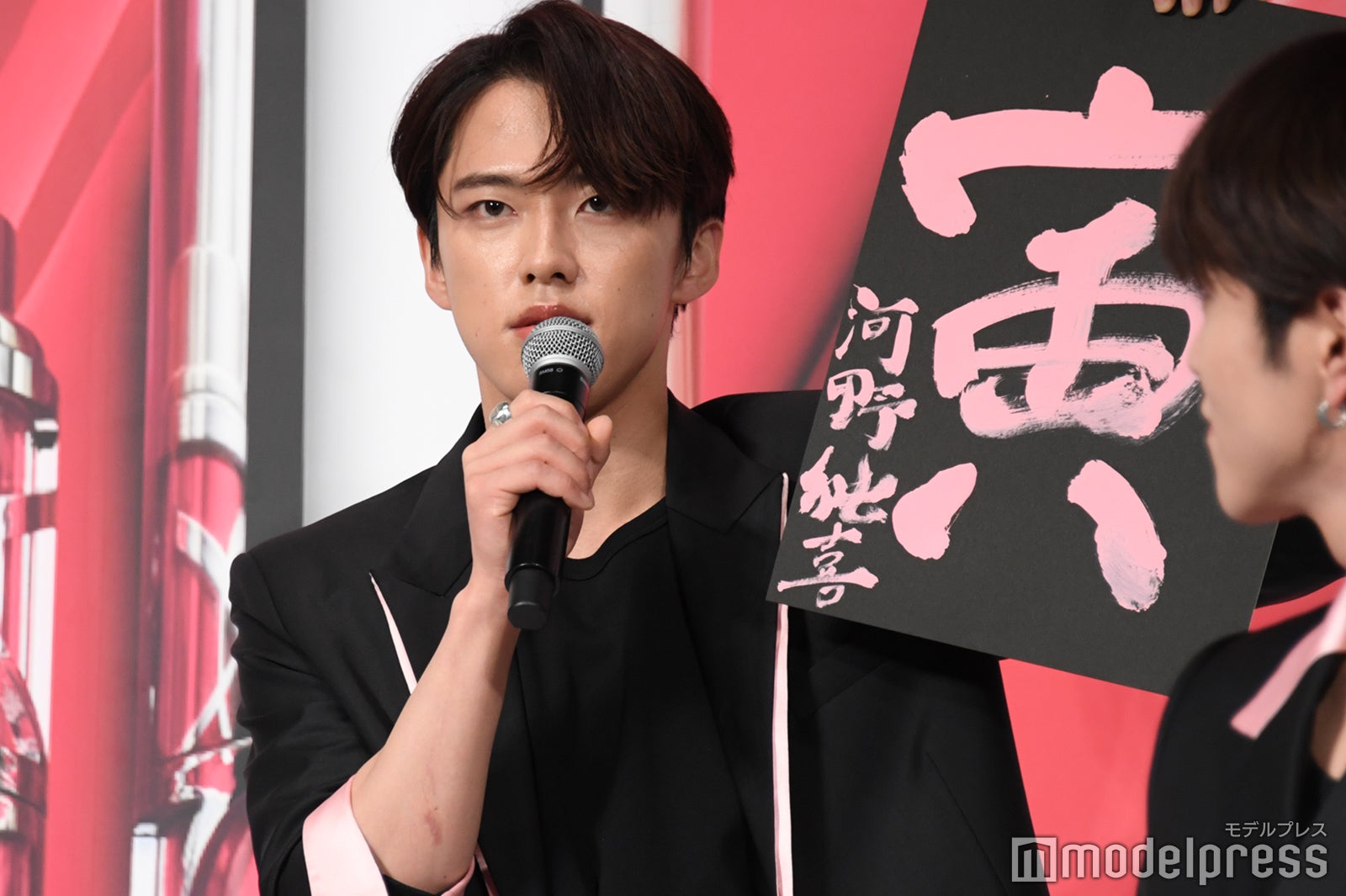 「目が怖いよ」とツッコまれる河野純喜 （C）モデルプレス