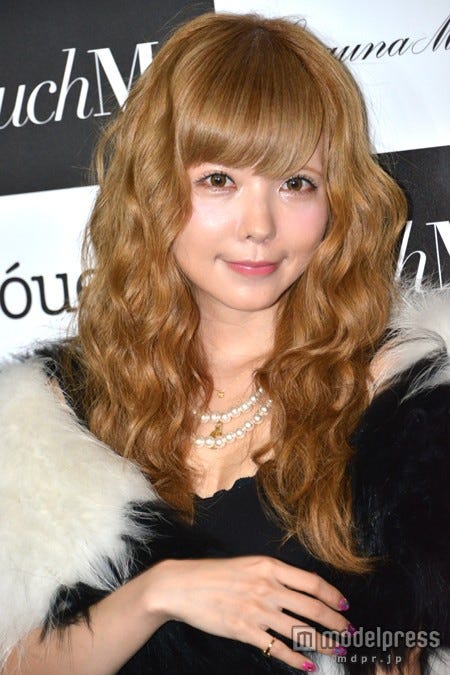 益若つばさ