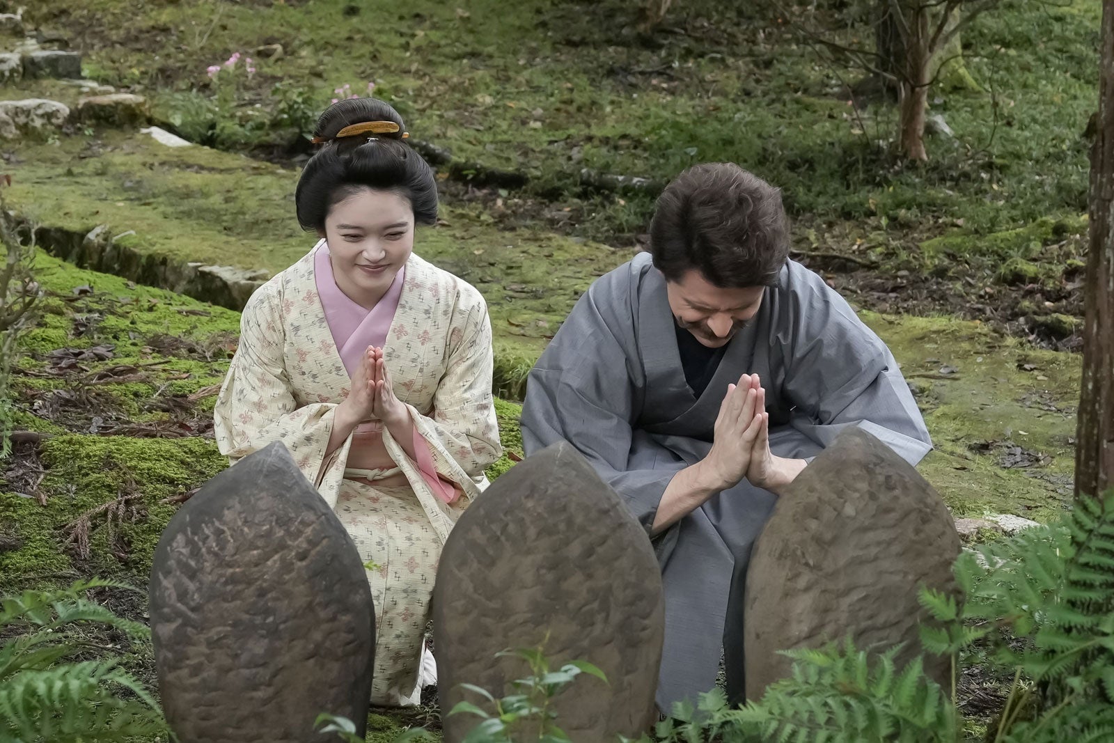 高石あかり、トミー・バストウ「ばけばけ」第77話（C）NHK