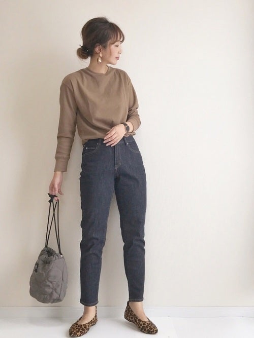 ブラウントップスにデニムパンツ、レオパード柄のバレエシューズを合わせたコーデ