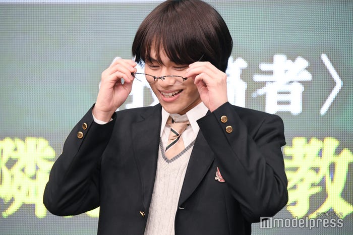 メガネを外したり、つけたりを繰り返す山下幸輝(C)モデルプレス
