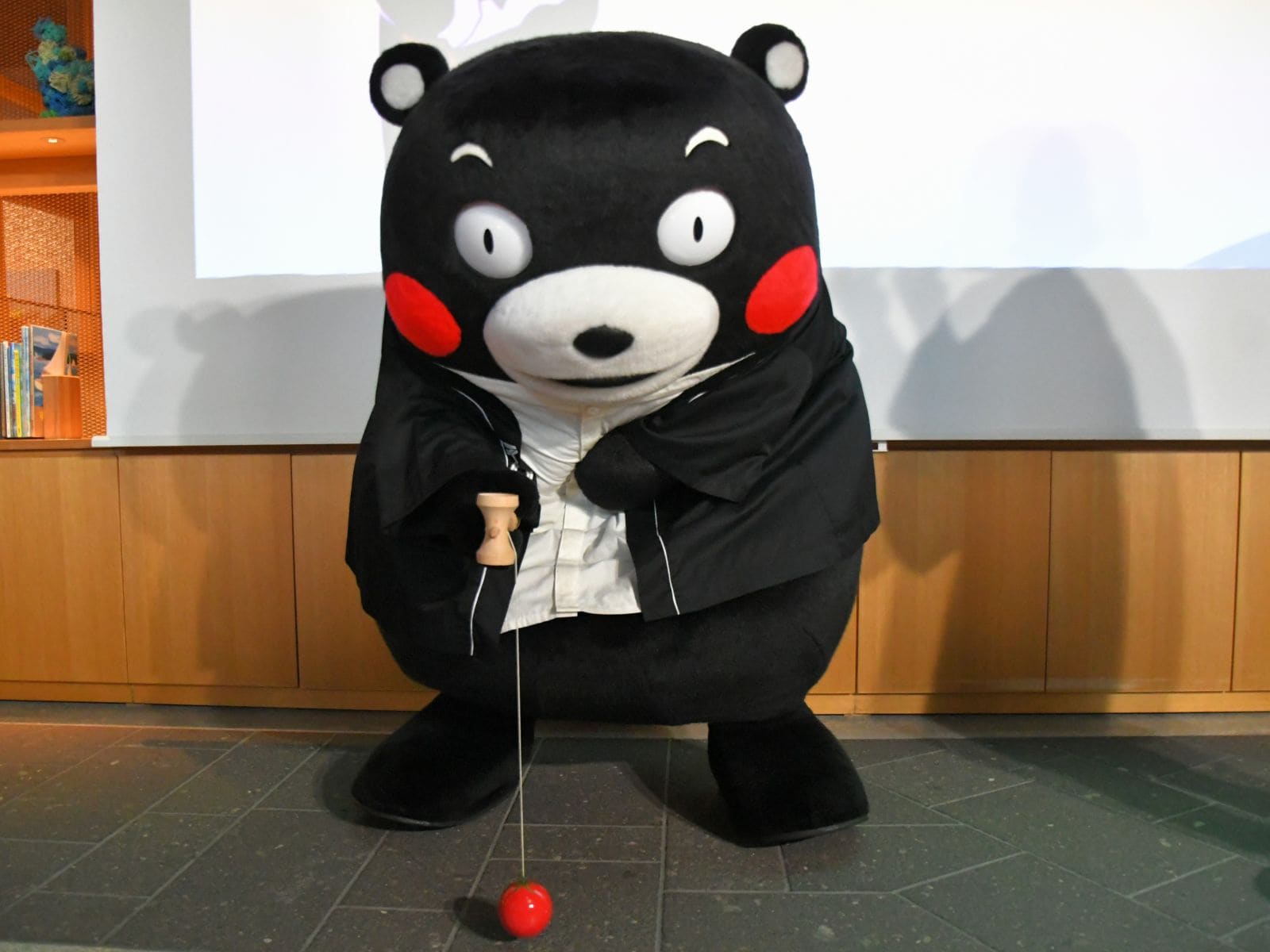けん玉に集中=6月27日、熊本市