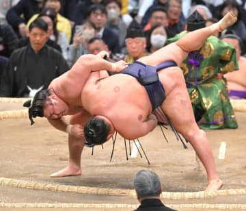 関脇霧島が1敗死守 こん身上手投げで横綱豊昇龍撃破 3度目Vへ前進 豊昇龍は痛恨3敗目、横綱昇進後初V遠のく 2敗は琴勝峰1人に