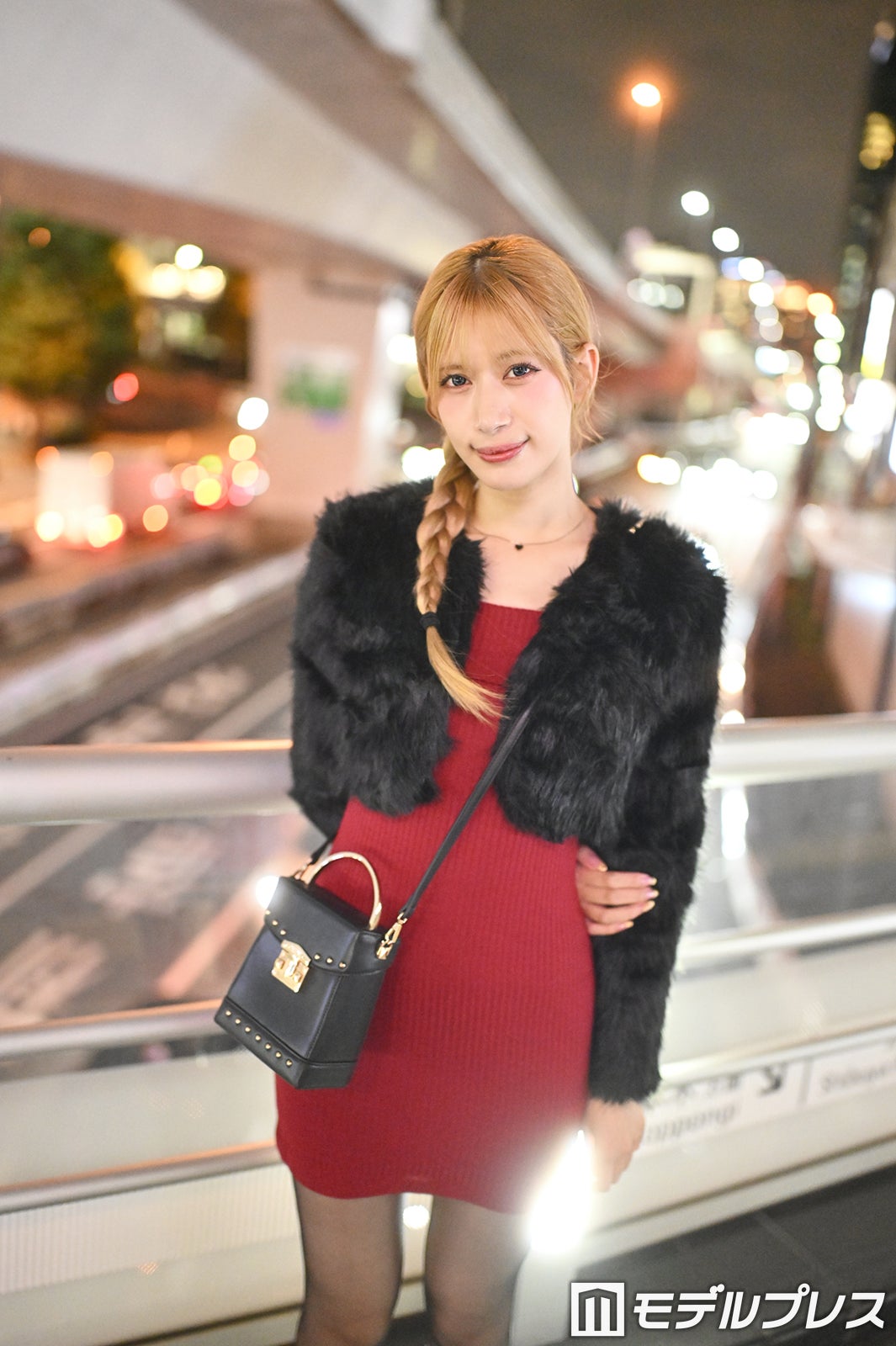 「赤ワンピース＆黒ファーコートでクリスマス感を演出！」
