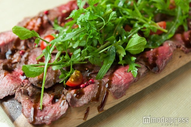 「エゾ鹿モモ肉のカルパッチョ」1，280円（税込）／画像提供：Globridge