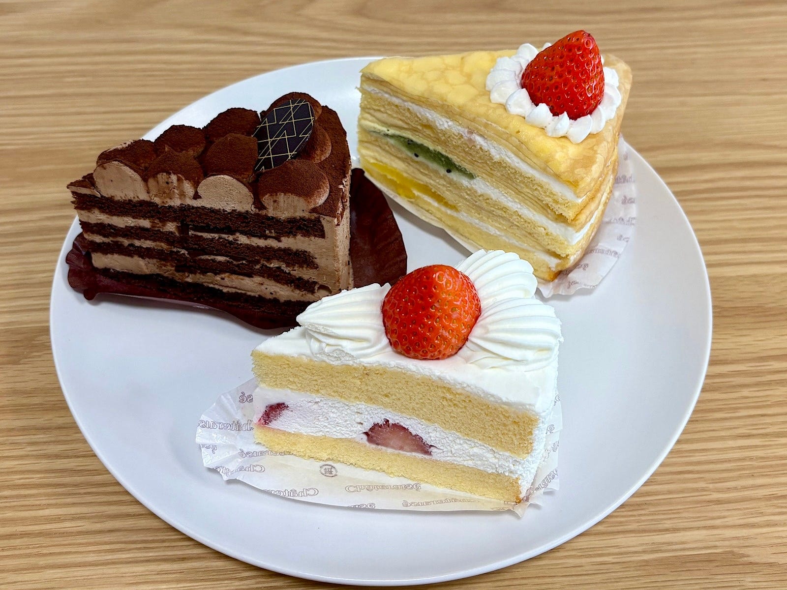 中央下:1位「スペシャル苺ショート」、左上:2位「パリパリチョコショート」、右上:3位「クレープ・オ・フリュイ」 ※画像:筆者撮影